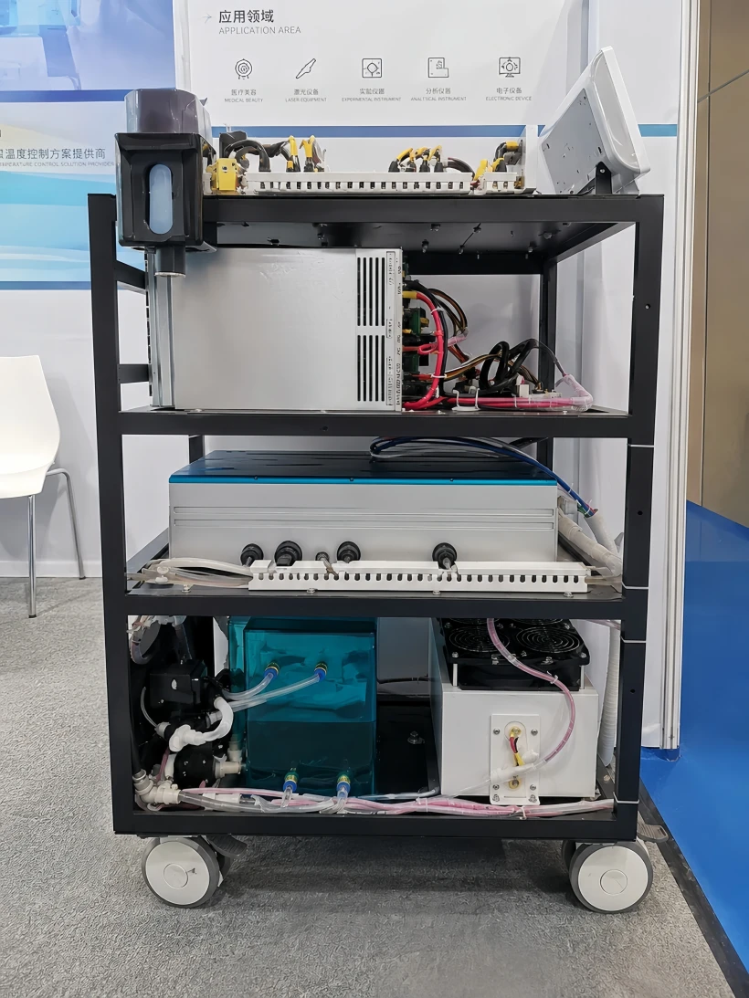 Sistema láser médico con conjunto termoeléctrico, tanque de agua, bomba y circuito de refrigeración líquida